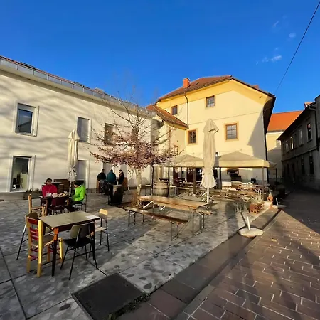 Super Small Micro-treehouse In The Centre Апартаменты