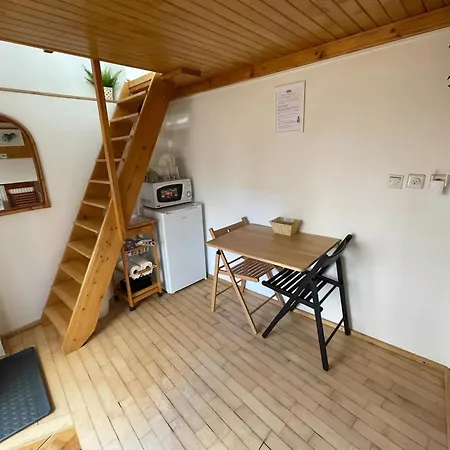 Апартаменты Super Small Micro-treehouse In The Centre